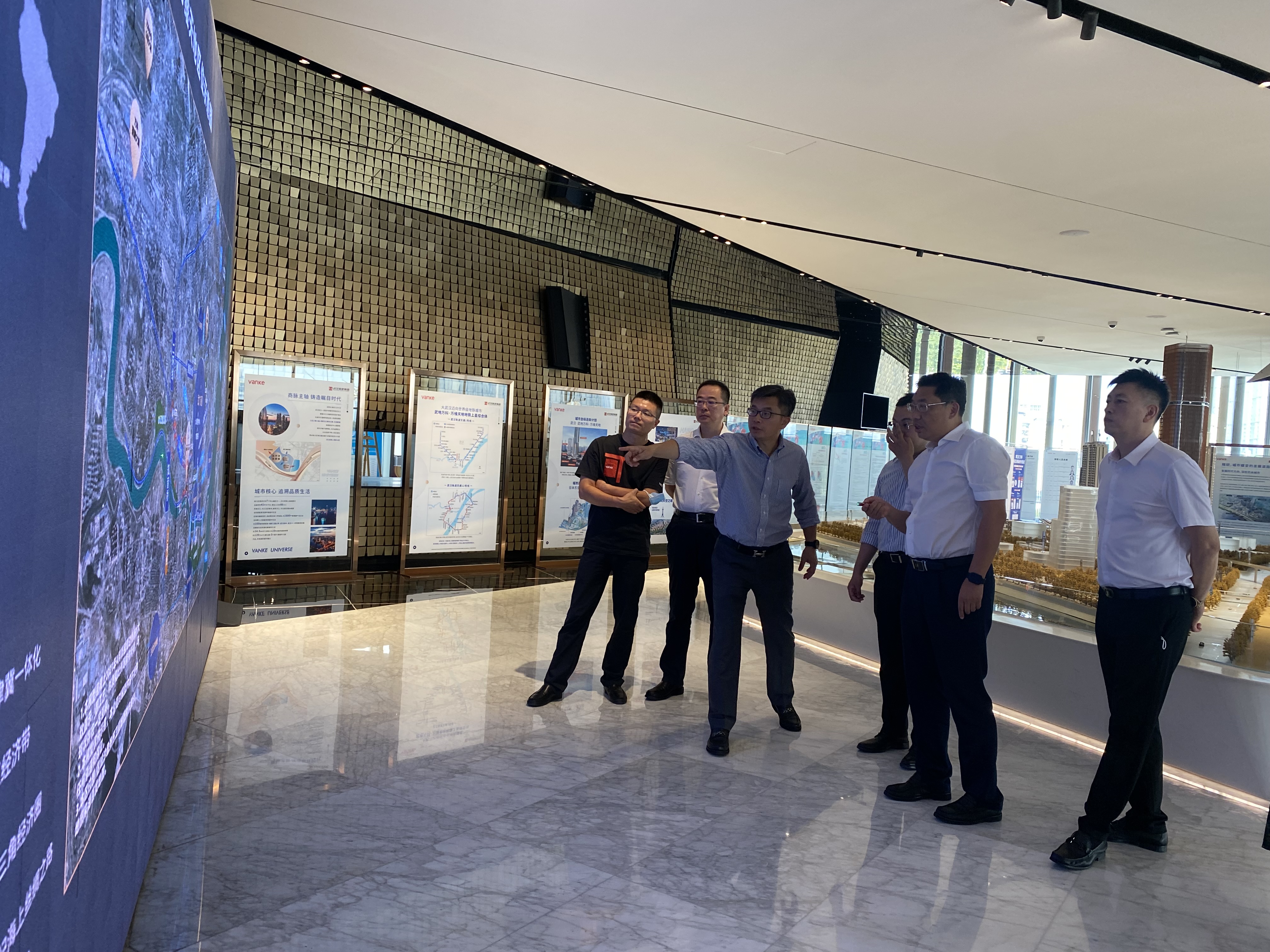 一行5人到我区实地考察深化合作,区委书记周耕,区人大常委会主任胡勇