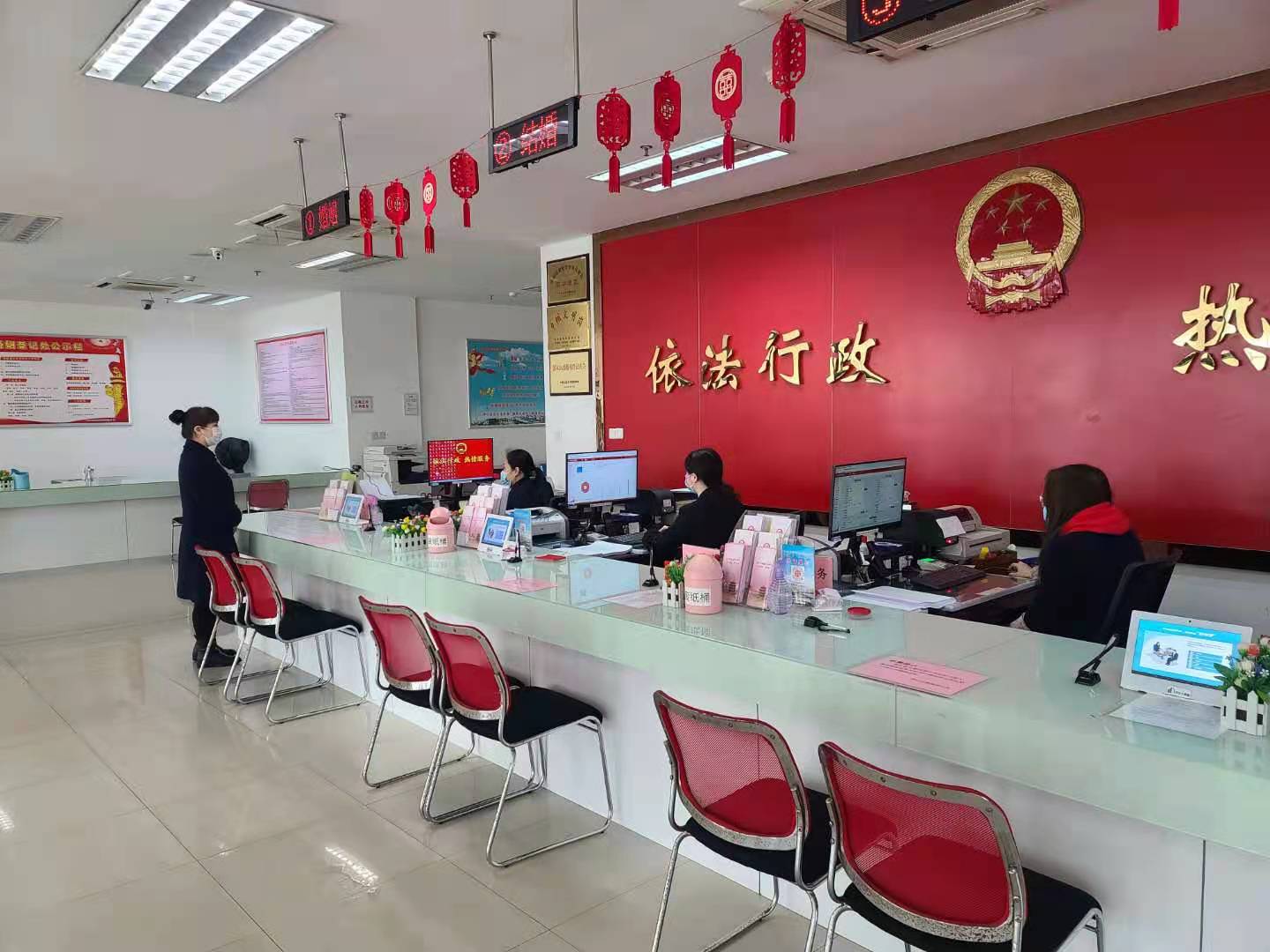 硚口区婚姻登记处认真做好春节期间婚姻登记工作